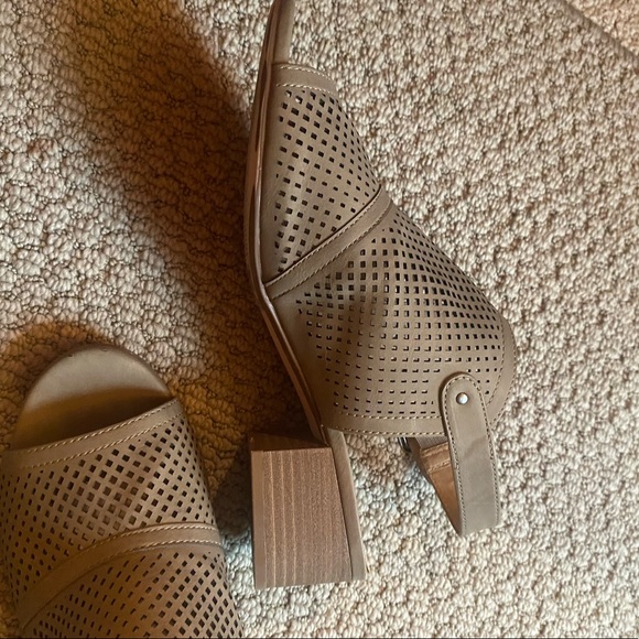 Stacked heel open toe taupe sandals size 9 - Picture 7 of 7